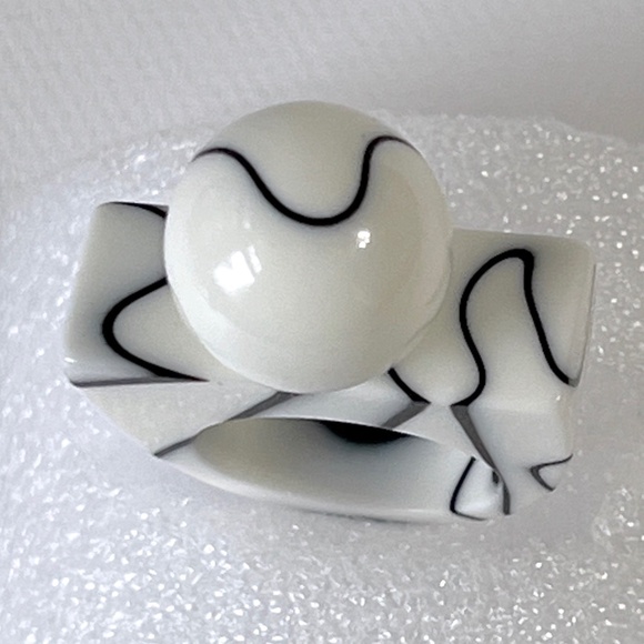 Vintage Lucite Ring Chunky Ball White Black Marble Swirl Statement Unisex - Picture 9 of 9
